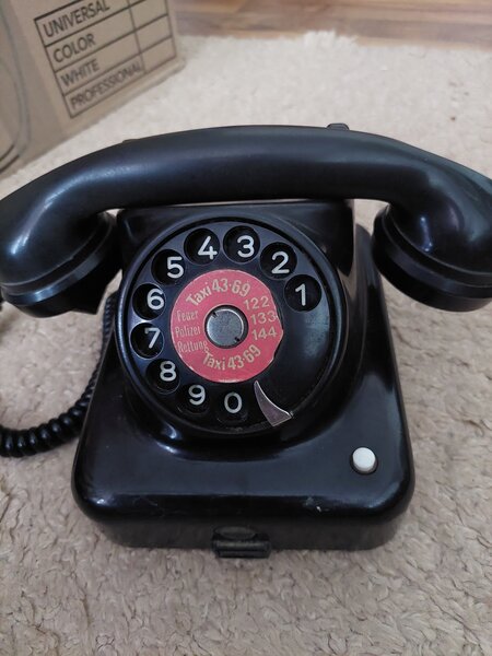 Telefon vechi, old,retro, de colectie, de decor din bachelita