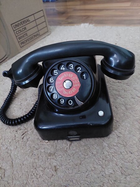 Telefon vechi, old,retro, de colectie, de decor din bachelita